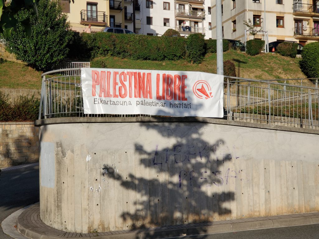 Palestinian support poster in Pasai Donibane. There are a lot of these expressions in Spain.