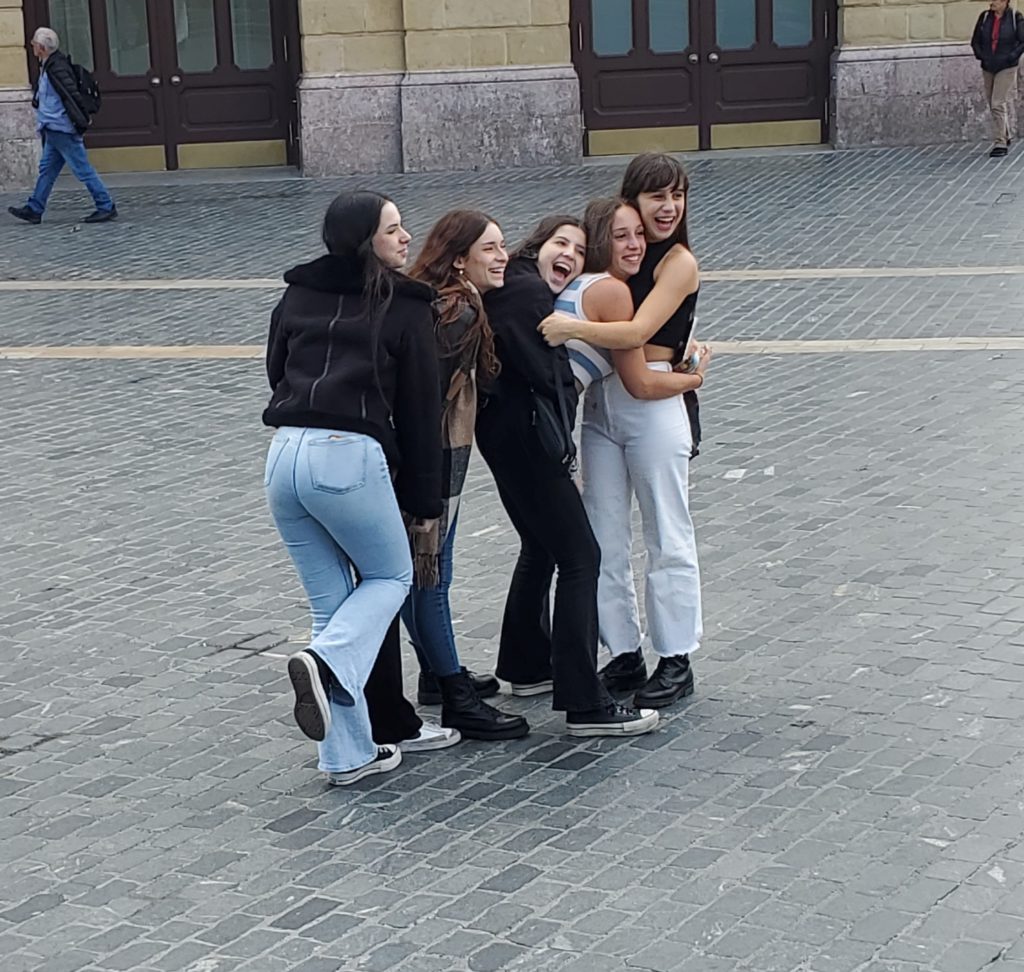 Teenagers visiting Bilboa and working for 30 minutes on the perfect pose