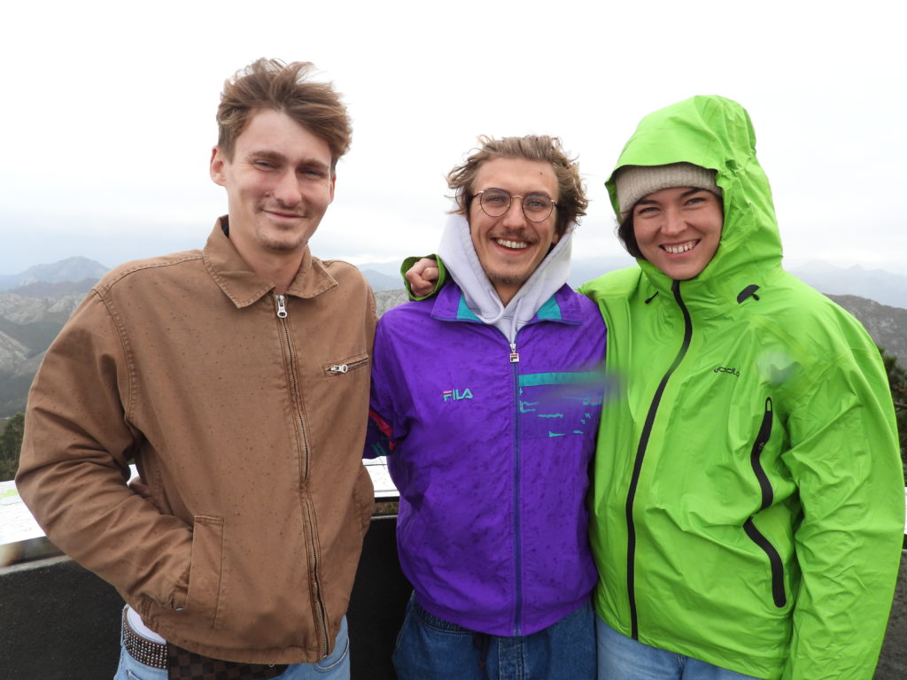 Tom, André, Hannah windblown