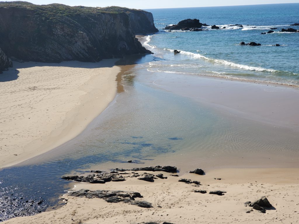 Foz dos Ouriços beach where you can swim in the ocean or fresh water