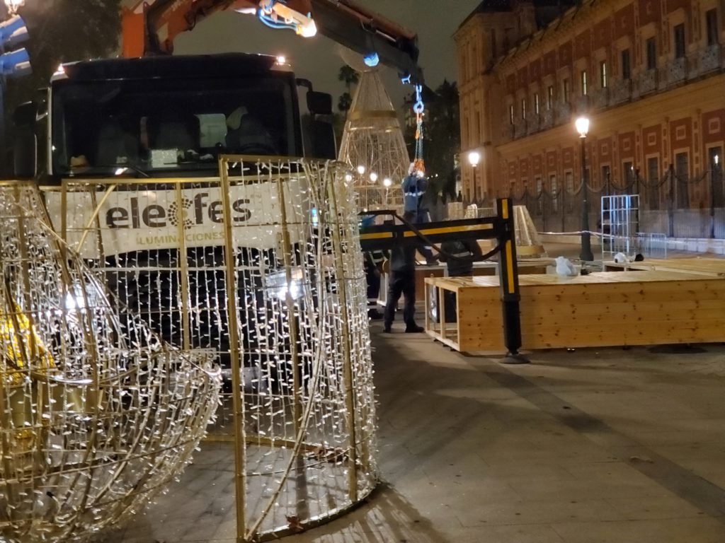 Sevilla Christmas lights being installed