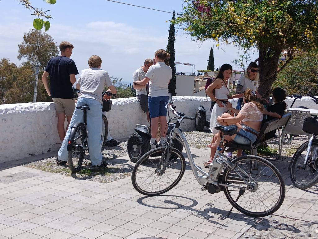 Motorized tourists on the heights of Sacromonte. The easy way to see it.