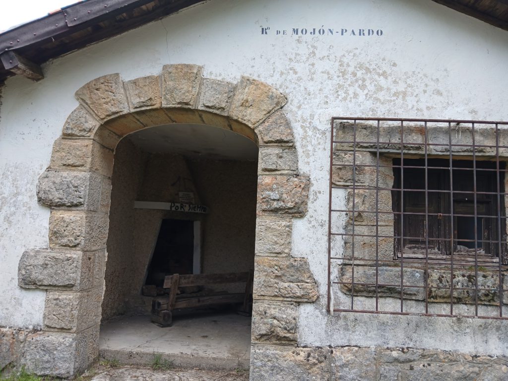 Abandoned stone Refugio de Mojón-Pardo