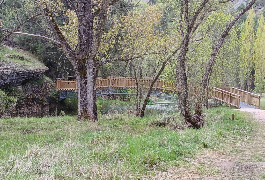 The valley trail begins with a very civilized footbridge over the river...